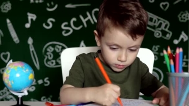 Маленький хлопчик Лірнс малює з ручкою. Дитяча освіта вдома. Творче  вивчення дошкільнят. — Стокове відео © volody100@ukr.net #557151912